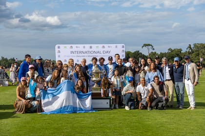 Al cierre de la jornada, el team criollo posó con una enorme bandera argentina.