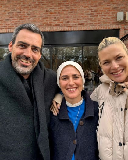 Al cierre del retiro espiritual, Pía y su esposo, se fotografiaron con María de la Paz, hermana de la modelo