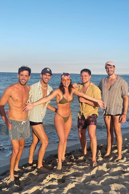 Al comienzo del viaje en Ibiza, con sus amigos, Alejo Lizzi, Juan Romero, Felipe Bosch y Jaime O’Brien.