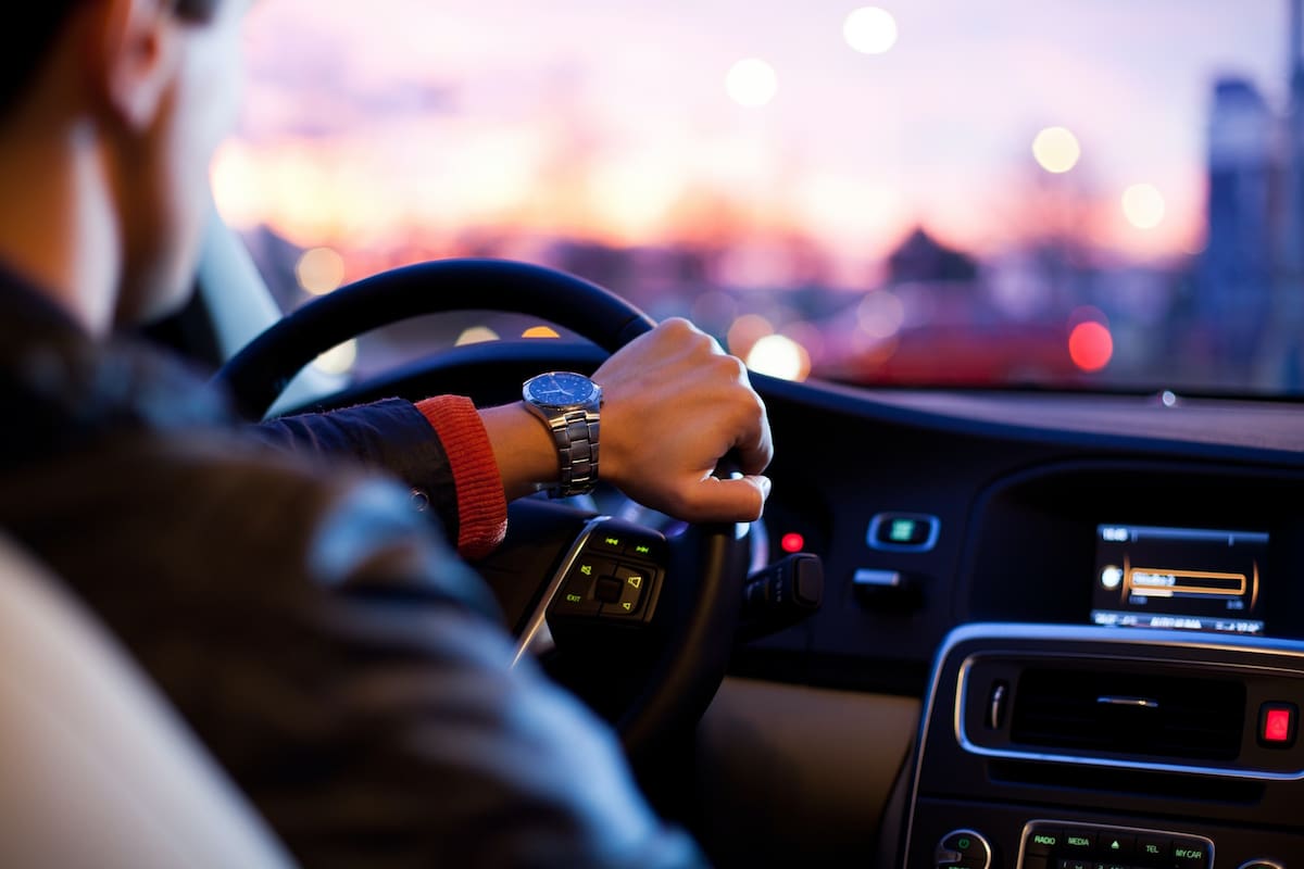 Al comprar un auto usado es obligatorio sacar un nuevo título, cuánto sale el trámite en Florida