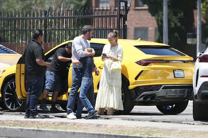 Al comprobar que todos estuvieran bien, y que los autos no mostraran daños, los actores se relajaron y contuvieron al niño de 10 años.