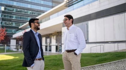 Al contrario de lo que se piensa comúnmente, guardar las manos en los bolsillos puede indicar que la persona está relajada y cómoda