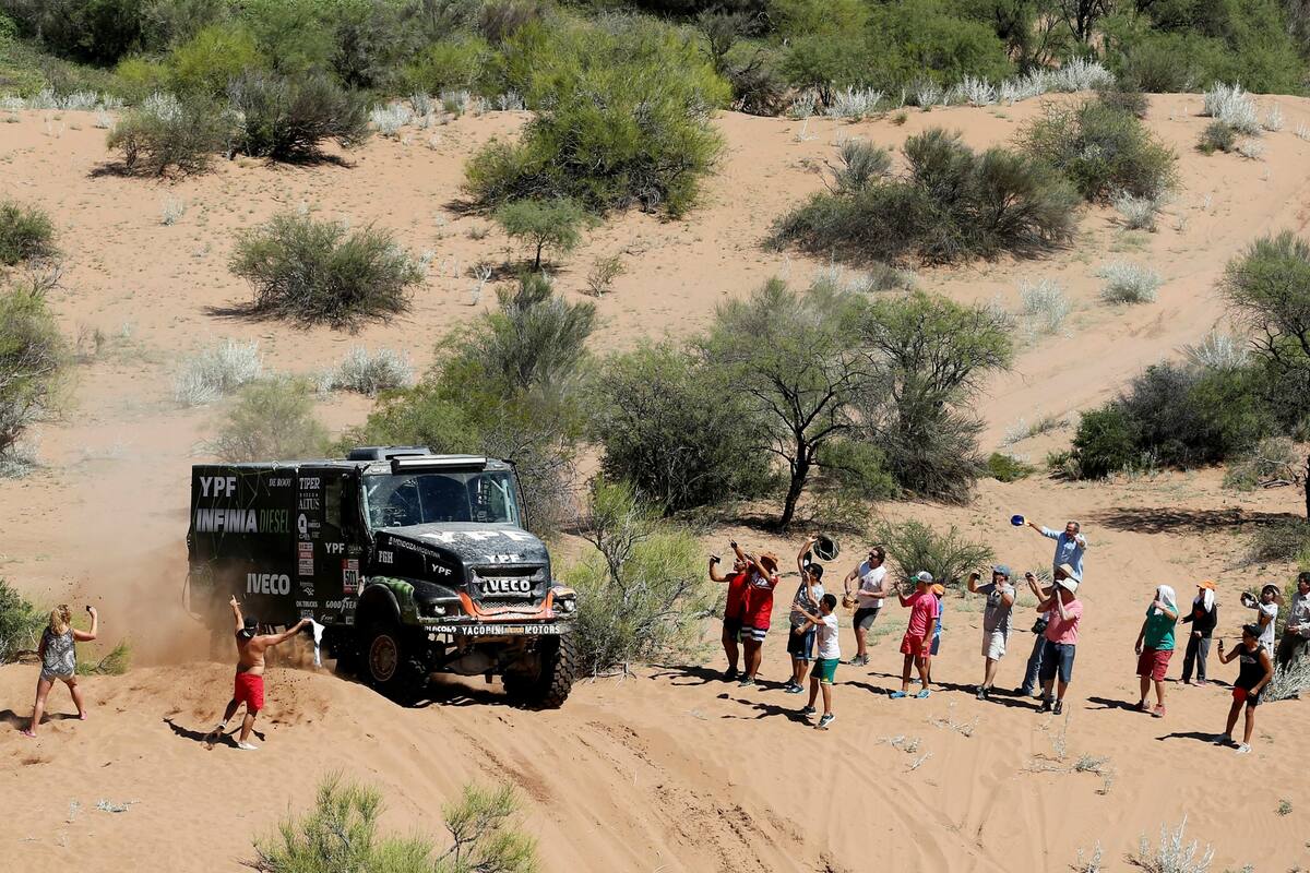 Al cordobés Villagra lo acusaron de cargar combustible en una zona prohibida y cuando se barajaba la posibilidad de una pena, su equipo anunció el abandono del camión; este sábado, la última etapa