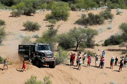Al cordobés Villagra lo acusaron de cargar combustible en una zona prohibida y cuando se barajaba la posibilidad de una pena, su equipo anunció el abandono del camión; este sábado, la última etapa