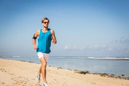 Al correr en la playa hay que evitar sobrecargar las articulaciones si el corredor no está preparado