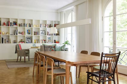 Al costado de la biblioteca, se reversionó la mesa de juegos en clave moderna. La alfombra (Rugit) ayuda a sectorizar y generar ambiente.