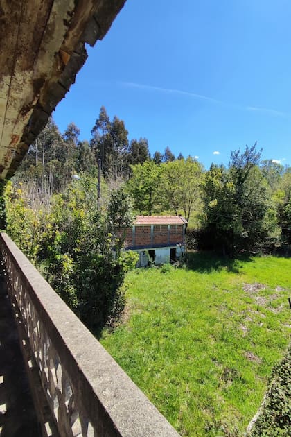 Al costado de la casa principal se encuentra una construcción de 50 metros cuadrados y dos plantas