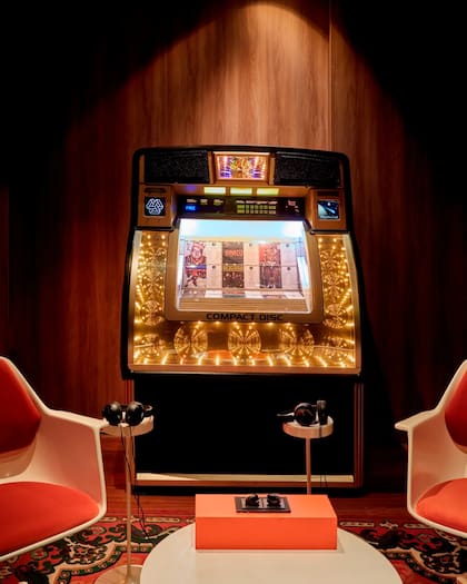 Al cruzar la puerta de entrada de Victor Audio Bar se puede ver una rockola moderna con auriculares que permite a los asistentes seleccionar y disfrutar su propia música de forma individual