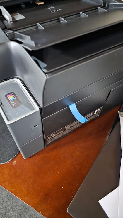 Al desembalar la Epson EcoTank L6370 hay que quitar todo el plástico azul que fija las partes