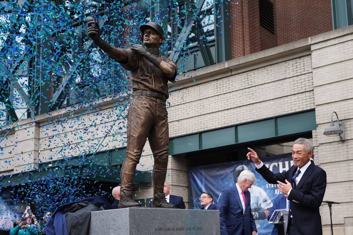 Al develar la estatua de Ichiro Suzuki en Seattle, algo salió mal con su bate