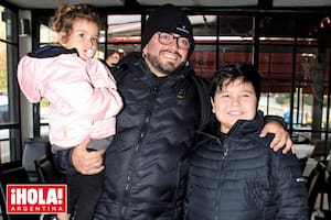 Al día siguiente de pisar suelo argentino, Diego Junior almorzó con Dieguito Fernando, su hermano menor, a quien no veía hacía siete años. En la foto, los hermanos posan felices por el reencuentro junto a India Nicole, la hija menor de Junior