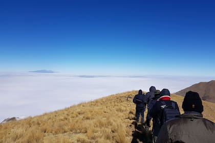 Al día siguiente, la comitiva comenzó el descenso a pie, hasta que fueron rescatados en helicóptero