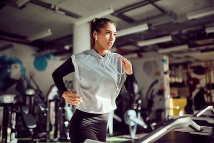 Al dormir el organismo lleva a cabo procesos como la reparación de tejidos musculares y la liberación de hormonas para el crecimiento que promueven la reparación y el desarrollo muscular.