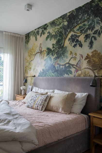 Al empapelado (Anthropologie) se lo trajo su madre de un viaje. Almohadones de Rapsodia y Ramos Generales. Mesas de luz de Motif Deco y cama de Alix Ruiz Duggan.