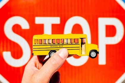 Al encontrarte con un autobús escolar en Florida, la regla fundamental es detenerse por completo siempre que el autobús muestre sus señales de parada (luces rojas intermitentes y brazo de "STOP" extendido)