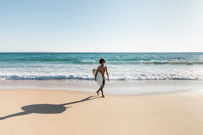 Al entrar en contacto con el agua, se produce un fenómeno conocido como restauración mental (Foto: Freepik)