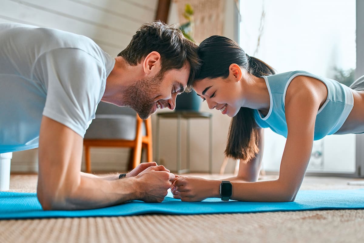 Al entrenar aumentan los niveles de serotonina y dopamina, neurotransmisores que favorecen el bienestar y contrarrestan el efecto del cortisol, la hormona del estrés