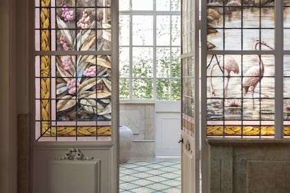 “Al espacio que se ve detrás del vitral lo dejamos despejado para que funcionara como un lugar de transición y contemplación, donde la arquitectura y la luz son las protagonistas”, explica el arquitecto.