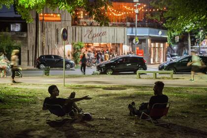 Al éxito de La Fina le sucedió La Épica, que aprovecha el Parque Saavedra justo enfrente para prestar reposeras y permitir disfrutar la pizza en formato picnic.