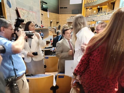 Al final de la sesión legislativa, Rovira se quedó saludando allegados. LA NACIÓN le pidió hacer algún comentario, pero declinó
