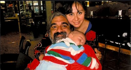 Al final de unas vacaciones, con su hijo León y su papá.