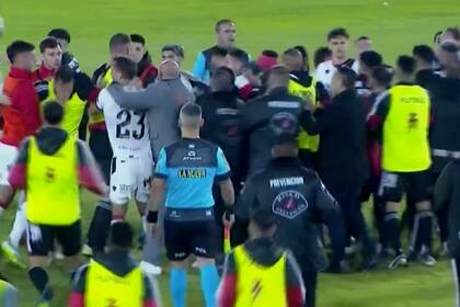 Al final del partido, jugadores y asistentes de Riestra y Newell's se trenzaron a golpes en medio del campo de juego; así terminó el partido que los enfrentó por la Copa Argentina en Paraná.