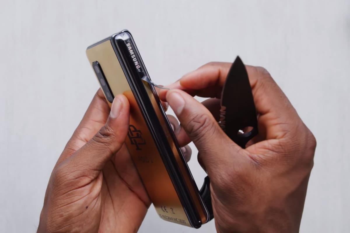 Al final, el teléfono plegable con la marca Pablo Escobar era solo un Galaxy Fold de Samsung personalizado con etiquetas doradas