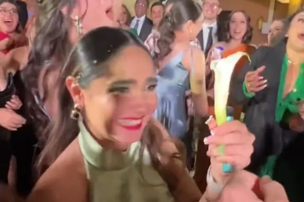 Al final, se quedó solo con el tallo de las flores (Foto: TikTok @fercervantes.beautystud0)