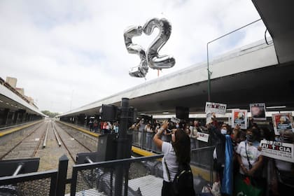 Al finalizar el acto, se soltaron los globos en silencio