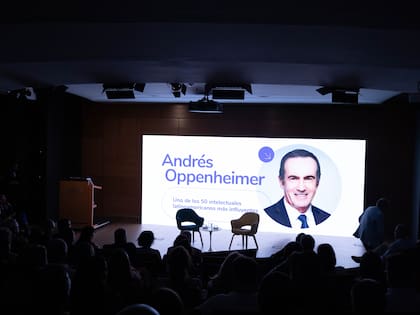 Al finalizar el evento, el autor firmó los libros de los presentes.