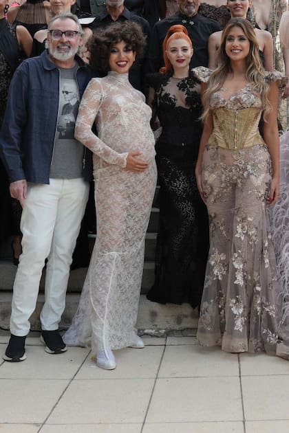 Al finalizar el evento en el Hipódromo de Palermo, la actriz y modelo peruana posó con Benito Fernández, la modelo Alexia Toumikian (que espera un hijo con el diputado provincial Juan Pablo de Jesús) y Verónica de la Canal.
