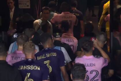 Al finalizar el primer tiempo, Lionel Messi se fue discutiendo con César Araújo y hubo entre ellos un empujón en el túnel