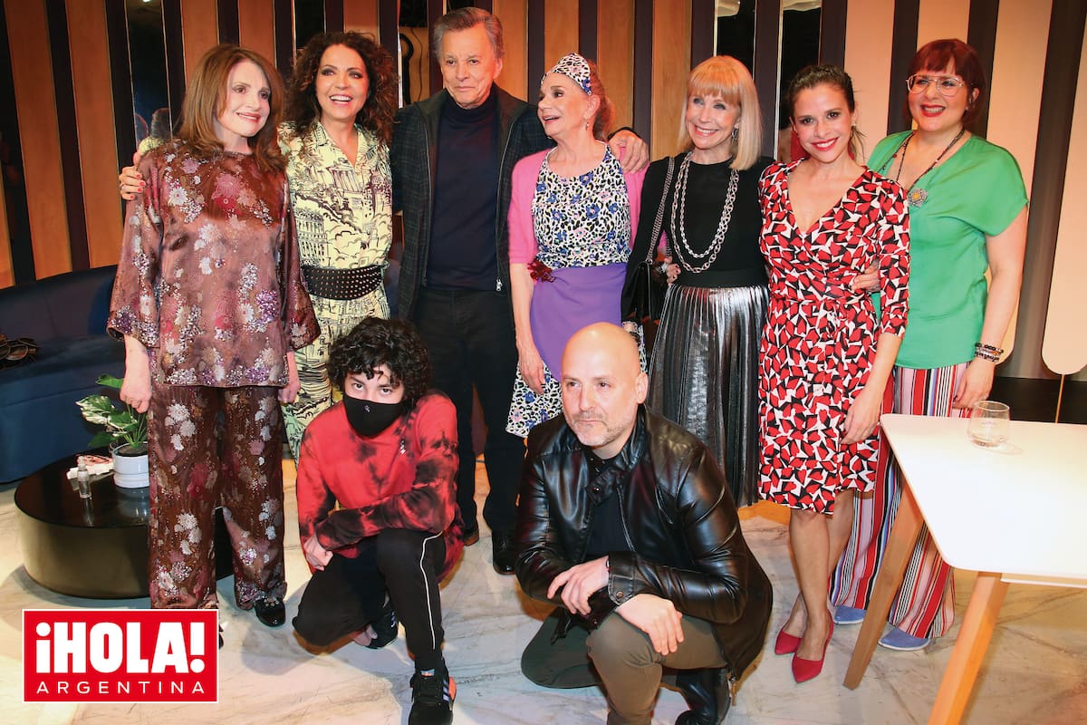 Al finalizar la función, la cumpleañera posó con sus compañeras de elenco, Leonor Benedetto, Patricia Sosa, Ana María
Picchio y Karina K, el director José María Muscari, sus padres, y su hijo.