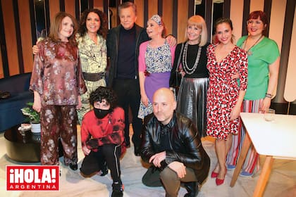Al finalizar la función, la cumpleañera posó con sus compañeras de elenco, Leonor Benedetto, Patricia Sosa, Ana María
Picchio y Karina K, el director José María Muscari, sus padres, y su hijo.
