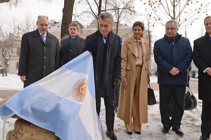 Al finalizar la reunión, el presidente Mauricio Macri, junto a la primera dama, Juliana Awada, participó de la ceremonia de inauguración de la Plaza República Argentina, situada en la calle Zhítnaya, en el distrito de Yakimanka, en las cercanías de la sede de la Embajada argentina en esta capital