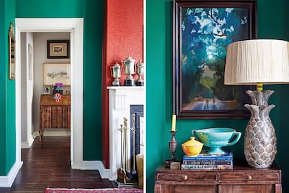 Al fondo del pasillo, un mueble antiguo de nogal que se mantiene en perfecto estado.