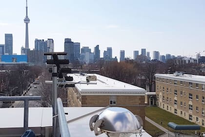 Al fondo, el 'skyline' de Toronto, Canadá. En primer plano la estación que captura partículas y compuestos químicos del aire