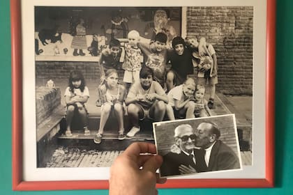 Al fondo, un retrato de niños del barrio Catalinas Sur, por Sergio Pisani. En primer plano, el histórico beso del Polaco Goyeneche a Don Osvaldo Pugliese, por Antonio Massa.