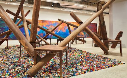 Al fondo, Water Lilies #1en el Design Museum; en primer plano, Sin título (Lego Incident)