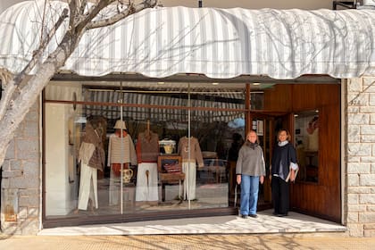 Al frente de la boutique Debbie Thurn y Magda Ingrey
