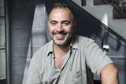 Al frente de Sandro de América, el director cuenta por qué eligió al ídolo popular y reflexiona sobre su propia carrera