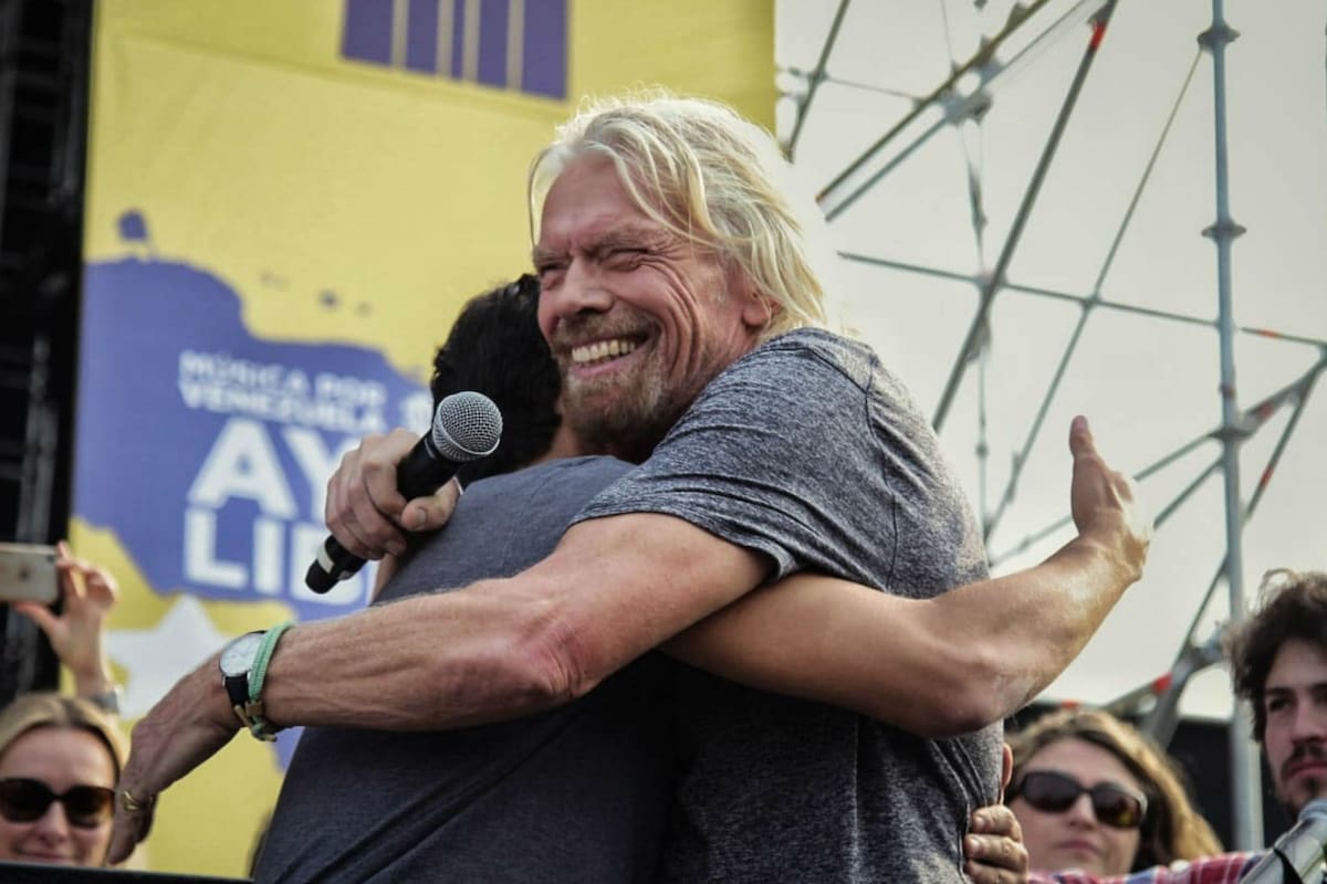 Al frente de Virgin Group, que incluye un proyecto de turismo espacial, la fortuna de este empresario se estima en 4200 millones de dólares