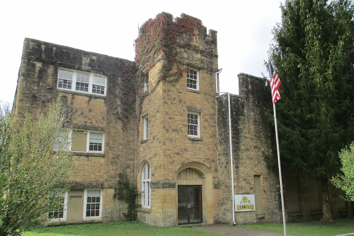Al frente del atractivo edificio escolar, en West Virginia, aún flamea la bandera de Estados Unidos