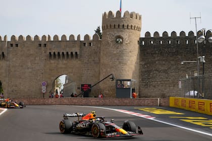 Al frente: Sergio Checo Pérez se beneficio del ingreso del Auto de Seguridad, tras el incidente de Nyck de Vries, y dominó a su compañero de equipo Max Verstappen en la pulseada por la victoria