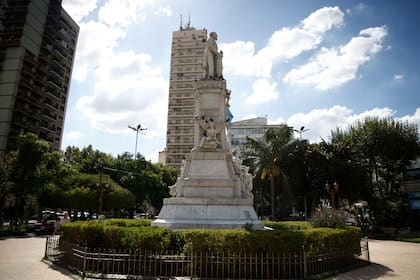 Al genio alado del monumento hecho por Lola Mora le falta la mano izquierda desde 2022