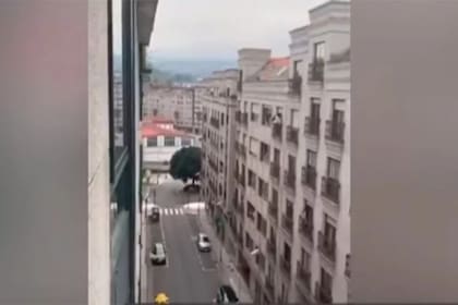Al grito de "Hola Don Pepito", un chico le canta a toda la cuadra durante la cuarentena