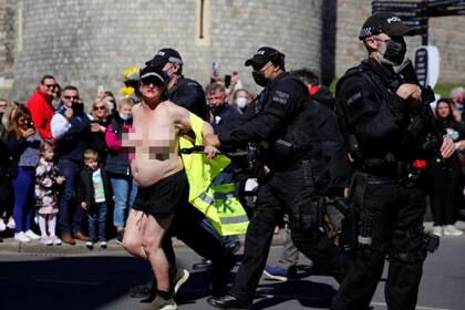 Al grito de "salven el planeta", una mujer corrió en topless en las inmediaciones del castillo de Windsor. Fuente: Reuters