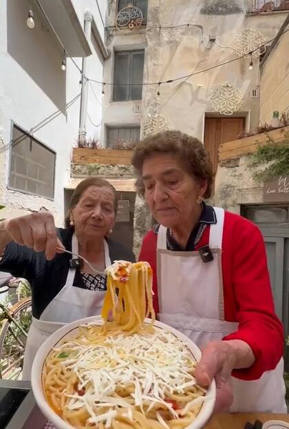 Al grito de: "Teresa, ataca", inician los videos más divertidos de las abuelas de Altamura