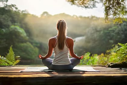 Al hacer la postura de 'la hoja que cae' se aconseja elegir un lugar cómodo y tranquilo