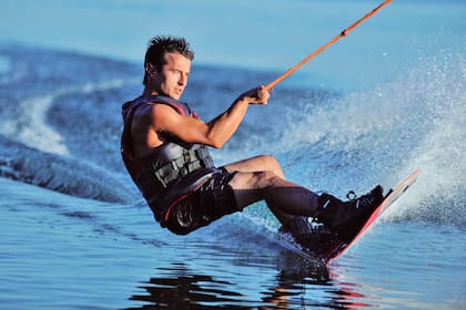 Al hacer wakeboard se ejercitan los brazos porque permanecen estirados para sostener la soga